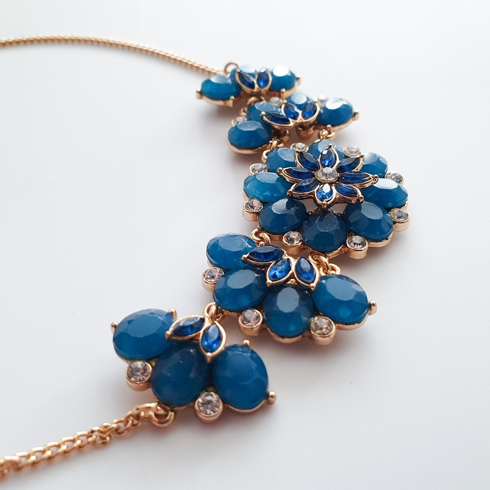 BRAND NEW Blue Flower Statement Necklace - Picture 3 of 5